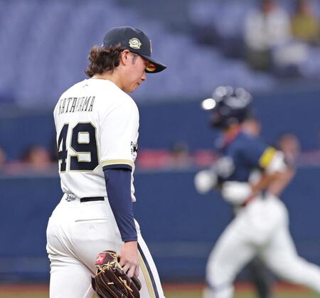 　２回、３ランを浴びる片山（撮影・立川洋一郎）