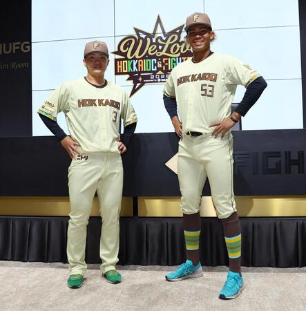 限定ユニホームを着用し、ポーズを決める郡司（左）と水谷（撮影・中島達哉）