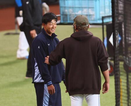 試合前、新庄監督（右）にあいさつする石井（撮影・中島達哉）