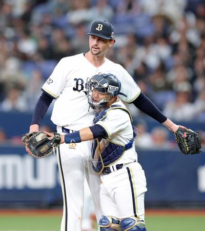 ４回１安打無失点の好投で勝利投手となったジェリー。手前は捕手・森（撮影・立川洋一郎）