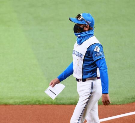 メンバー表交換に向かう新庄監督（撮影・中島達哉）