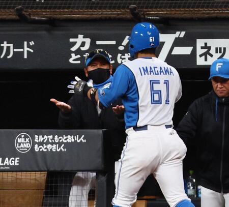 ７回、ソロを放った今川（６１）を迎える新庄監督（左）＝撮影・中島達哉