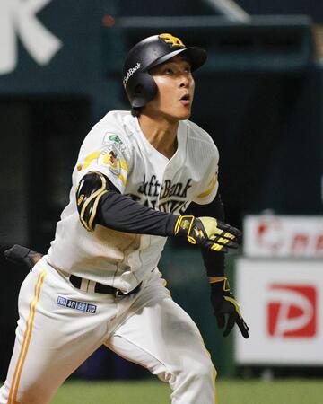 　３回、右越えに本塁打を放つ柳町