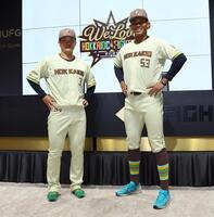 限定ユニホームを着用し、ポーズを決める郡司（左）と水谷（撮影・中島達哉）