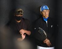 山田バッテリーコーチ（右）と有原のブルペン投球を見る新庄監督（撮影・中島達哉）