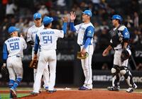西武に勝利をあげ、タッチを交わす加藤（中央右）ら日本ハムナイン（撮影・中島達哉）