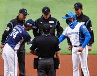 メンバー表を交換し、西口監督（左から２人目）と握手を交わす新庄監督（右から２人目）＝撮影・中島達哉