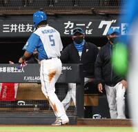 ５回、中島の先制打で生還した野村（５）を迎える新庄監督（中央）＝撮影・中島達哉