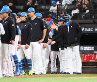 西武に勝利をあげ、ナインを迎える新庄監督（右）＝撮影・中島達哉