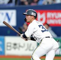 ８回、左中間へ先制の２点適時三塁打を放つ杉沢（撮影・立川洋一郎）