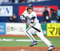 ５回、三塁前へ意表を突くセーフティーバントを成功させる麦谷（撮影・立川洋一郎）