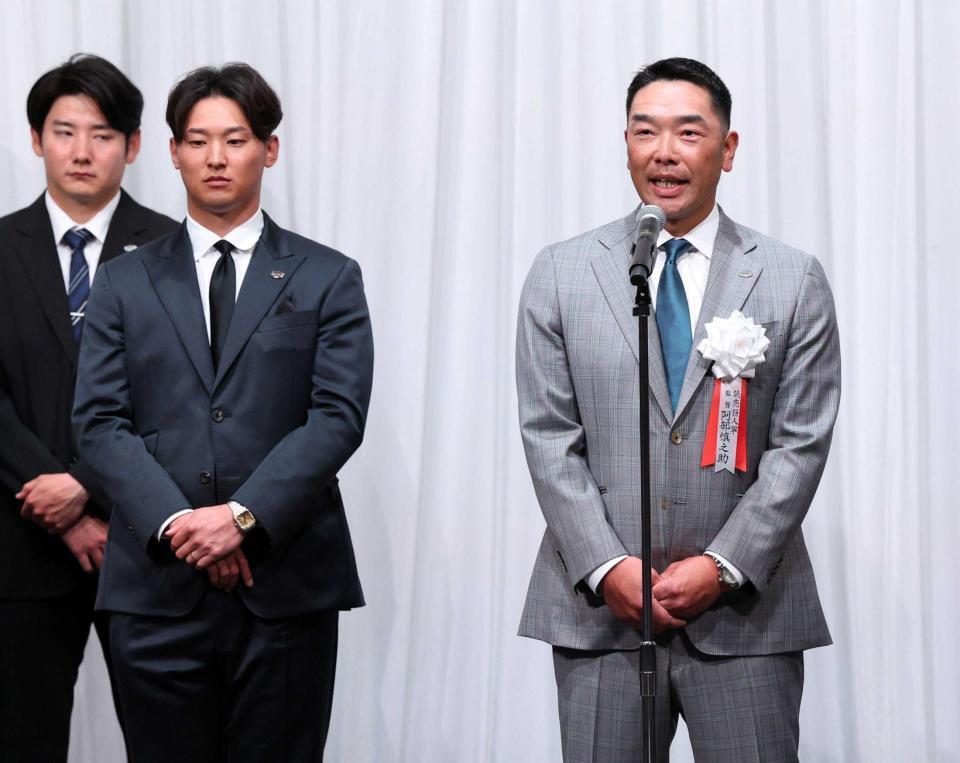 　あいさつする阿部監督（右）＝代表撮影