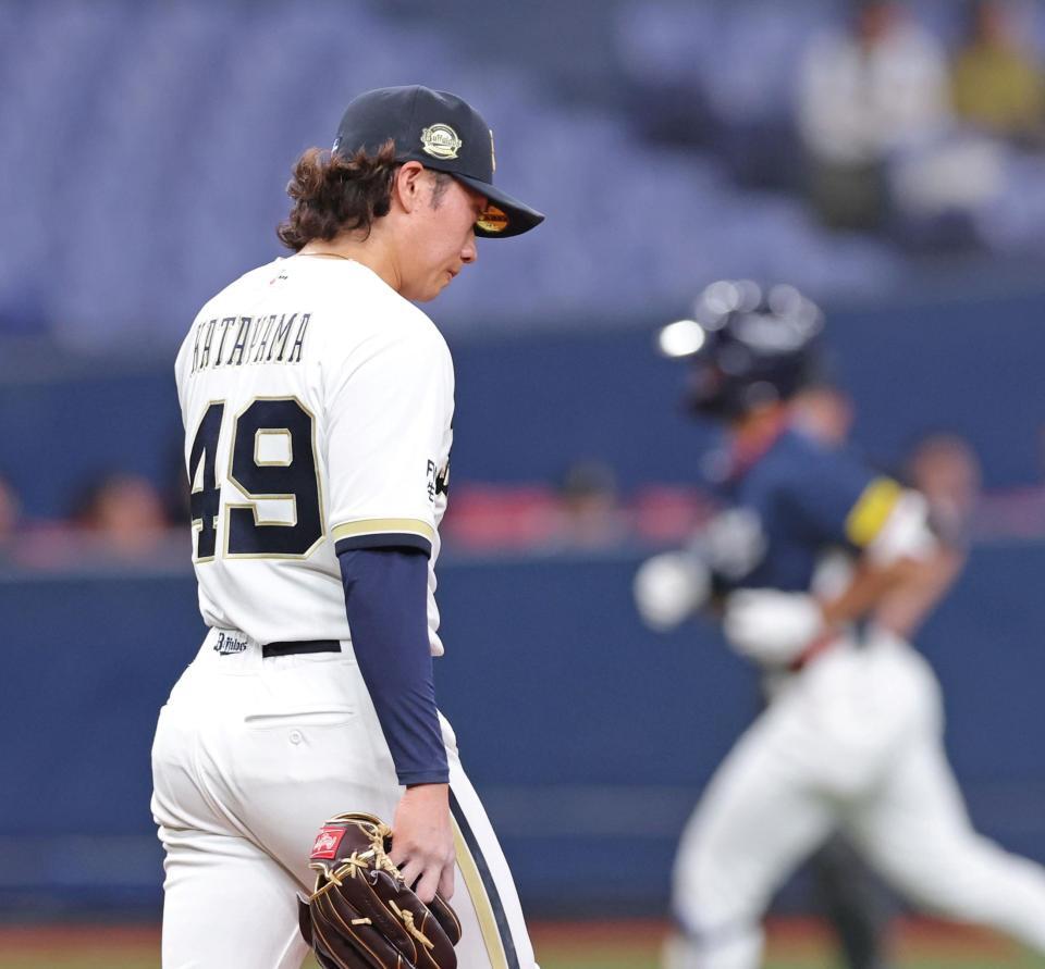 　２回、３ランを浴びる片山（撮影・立川洋一郎）