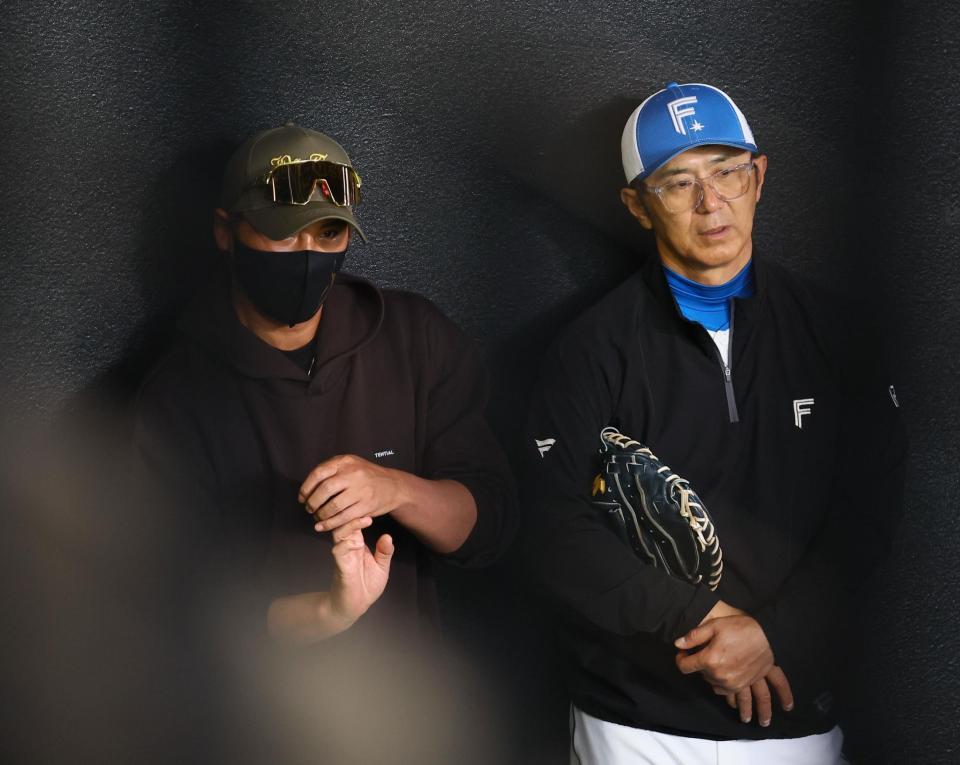 山田バッテリーコーチ（右）と有原のブルペン投球を見る新庄監督（撮影・中島達哉）