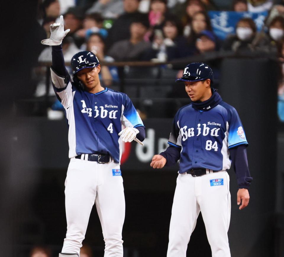 ３回、右前打を放ち、ベンチに向かってポーズをとる石井（左）＝撮影・中島達哉