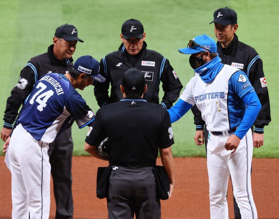 メンバー表を交換し、西口監督（左から２人目）と握手を交わす新庄監督（右から２人目）＝撮影・中島達哉