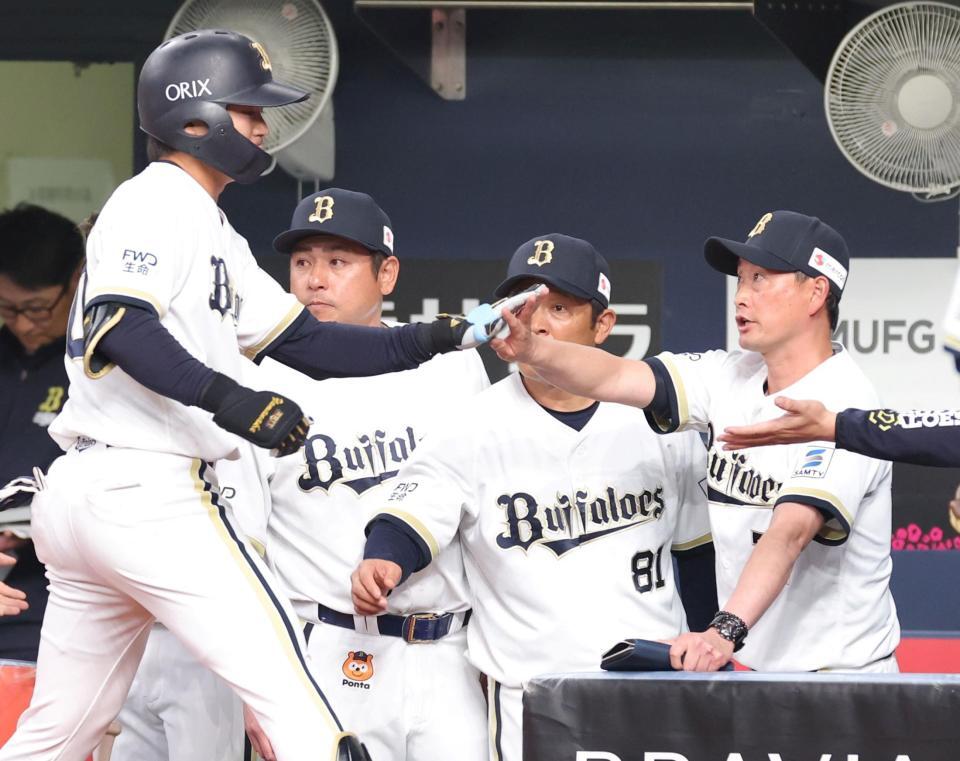 ８回、送りバントを決めた山中（左）とタッチを交わす岸田監督（撮影・立川洋一郎）