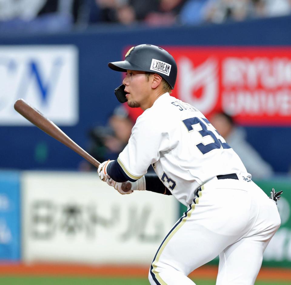 ８回、左中間へ先制の２点適時三塁打を放つ杉沢（撮影・立川洋一郎）