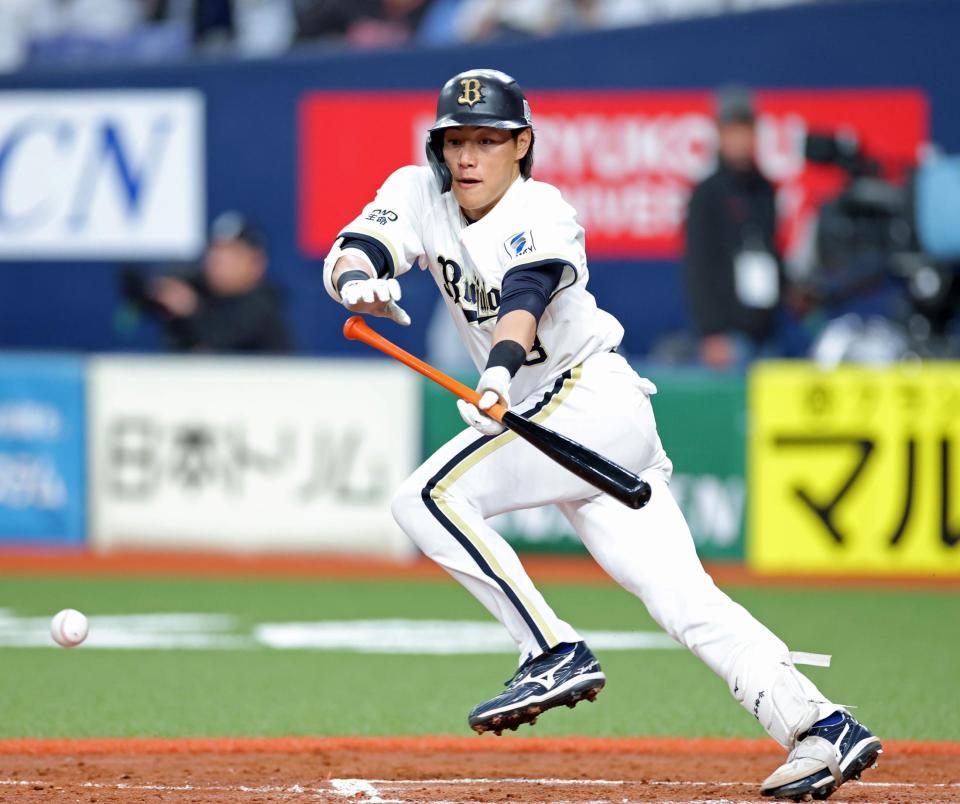 ５回、三塁前へ意表を突くセーフティーバントを成功させる麦谷（撮影・立川洋一郎）