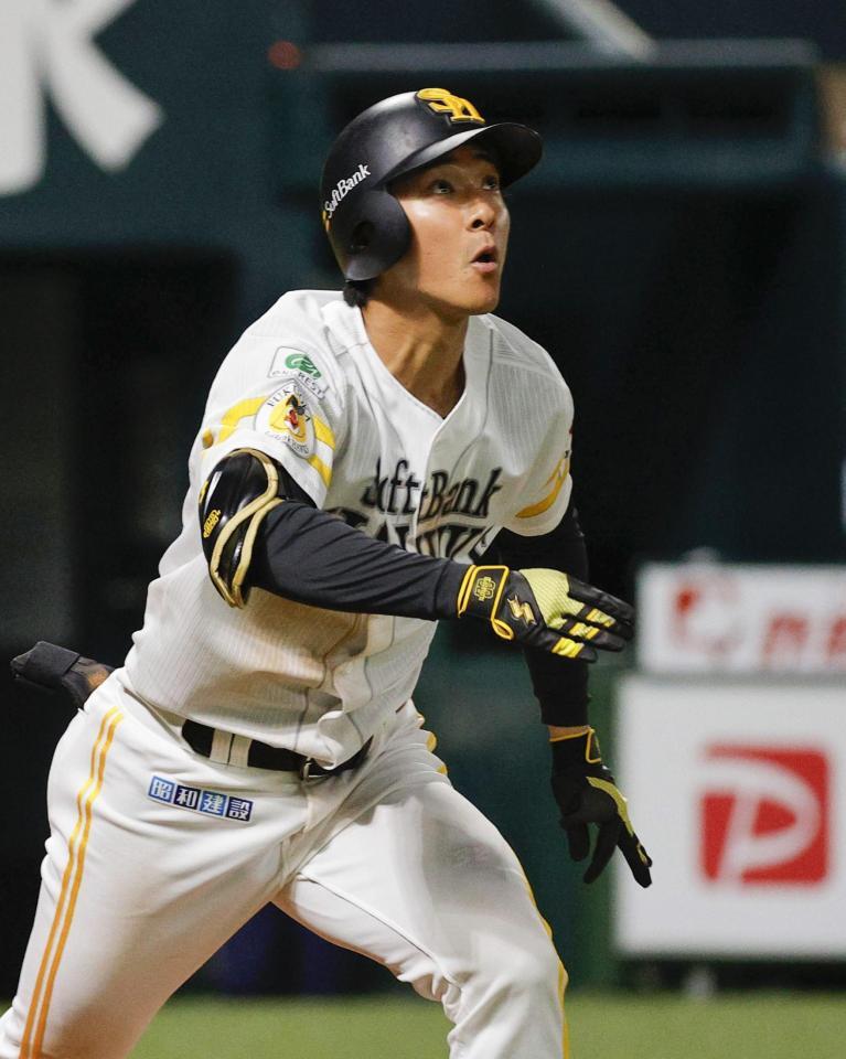 　３回、右越えに本塁打を放つ柳町