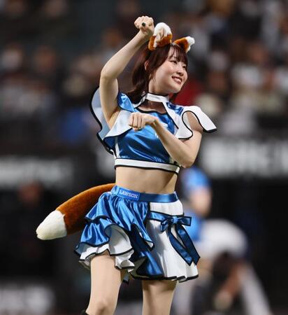 新衣装を着用し、きつねダンスを踊るファイターズガール（撮影・中島達哉）