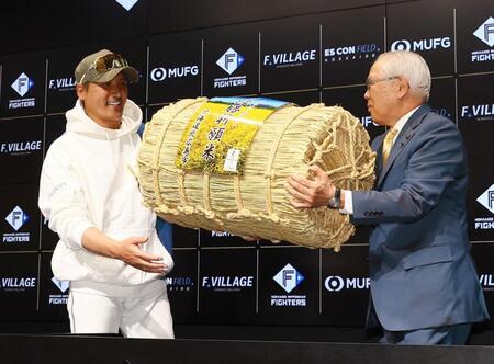 　上野正三北広島市長（右）から優勝祈願米を受け取る新庄監督（撮影・中島達哉）