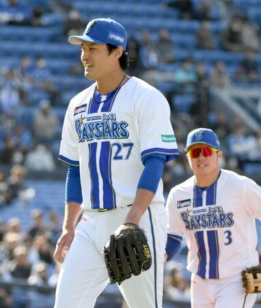 ６回表を０点に抑え、笑顔でベンチに戻る藤浪（撮影・佐藤厚）