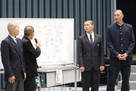 　グループで発表する菰田（右）