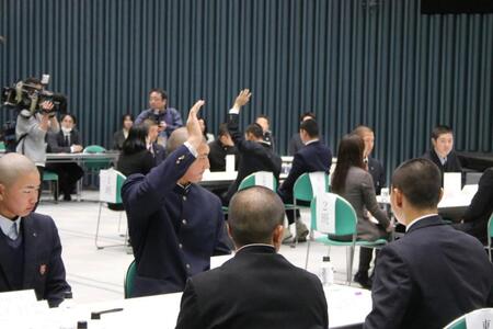 手を挙げる菰田主将