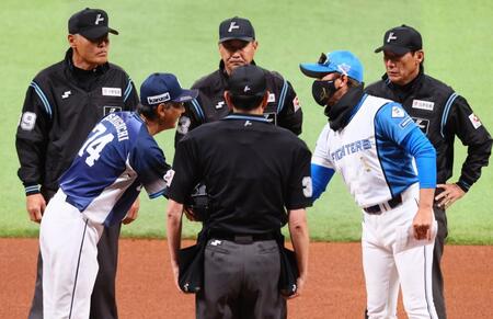 西口監督（左から２人目）とメンバー表を交換し、握手を交わす新庄監督（右から２人目）＝撮影・中島達哉