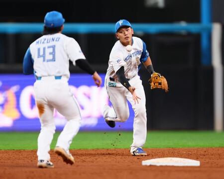 　６回、村田の打球を処理し、二塁へトスする野村（撮影・中島達哉）