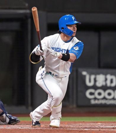 　４回、２点二塁打を放つ日本ハム・水野＝エスコンフィールド