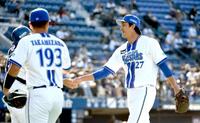 ６回を０点に抑え、山本（左奥）と握手する藤浪（右）＝撮影・佐藤厚