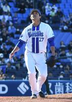 ７回、鵜飼に死球を与え天を見上げる藤浪（撮影・佐藤厚）