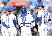 ７回表、マウンドの藤浪（右端）のもとに集まったＤｅＮＡナイン