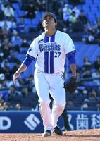 ７回、鵜飼に死球を与え天を見上げる藤浪（撮影・佐藤厚）