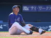 　７回、鵜飼は藤浪から死球を受ける（撮影・佐藤厚）