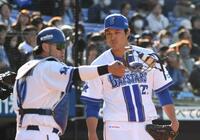 ８回表、１点を失い戸柱（左）と話す藤浪（撮影・佐藤厚）