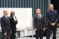 　グループで発表する菰田（右）