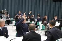 手を挙げる菰田主将