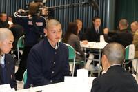 グループで話し合う菰田主将（中央）