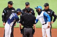 西口監督（左から２人目）とメンバー表を交換し、握手を交わす新庄監督（右から２人目）＝撮影・中島達哉