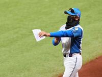 メンバー表交換に向かう新庄監督（撮影・中島達哉）