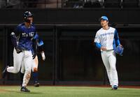 ９回、中島のエラーで逆転を許し、肩を落とす玉井（右）＝撮影・中島達哉