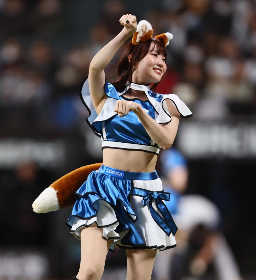 新衣装を着用し、きつねダンスを踊るファイターズガール（撮影・中島達哉）