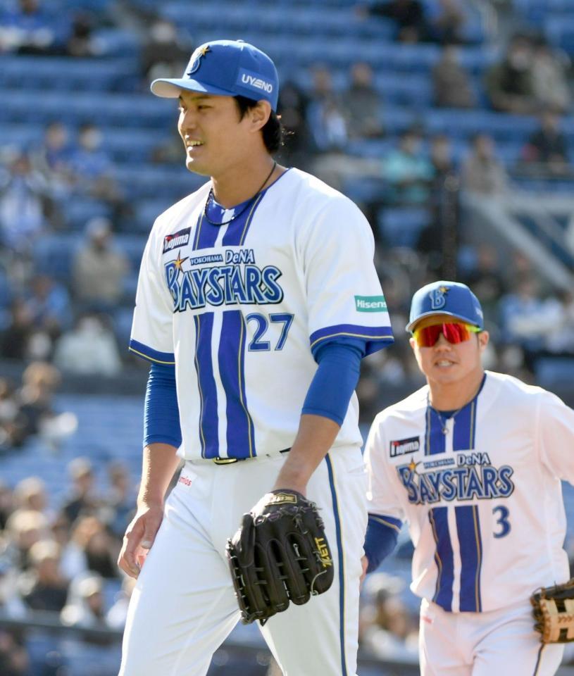 ６回表を０点に抑え、笑顔でベンチに戻る藤浪（撮影・佐藤厚）