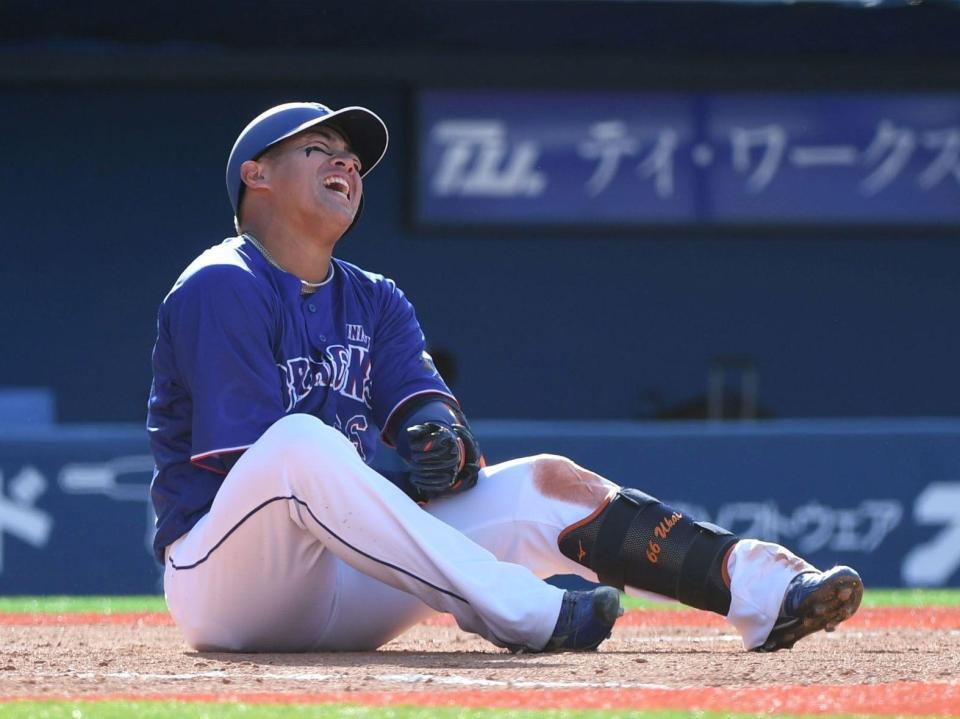 　７回、鵜飼は藤浪から死球を受ける（撮影・佐藤厚）