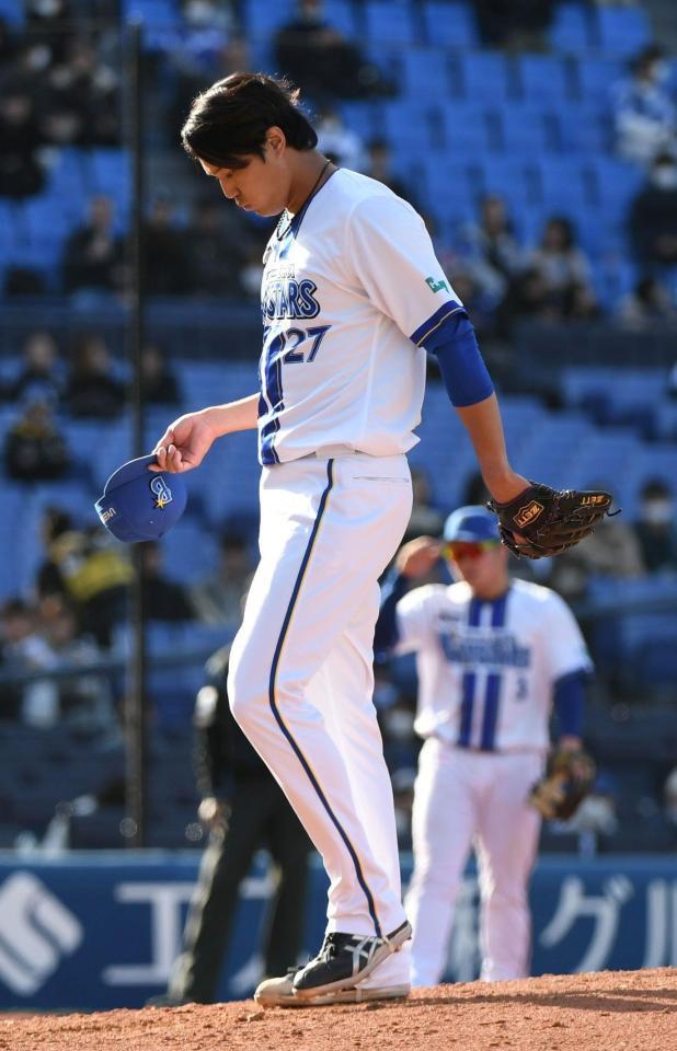 ７回、鵜飼に死球を与え帽子を取る藤浪（撮影・佐藤厚）