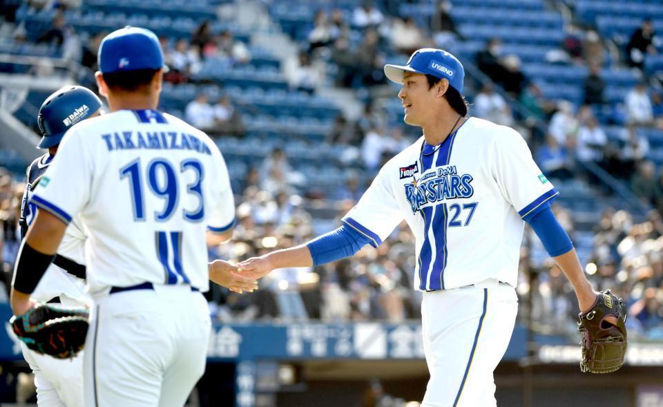 ６回を０点に抑え、山本（左奥）と握手する藤浪（右）＝撮影・佐藤厚