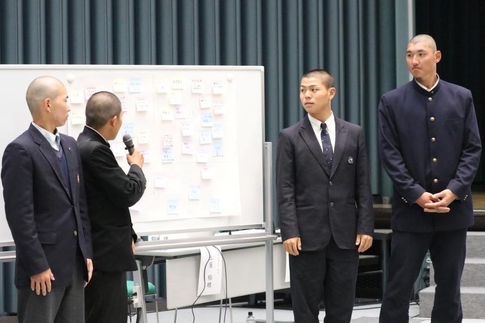 　グループで発表する菰田（右）